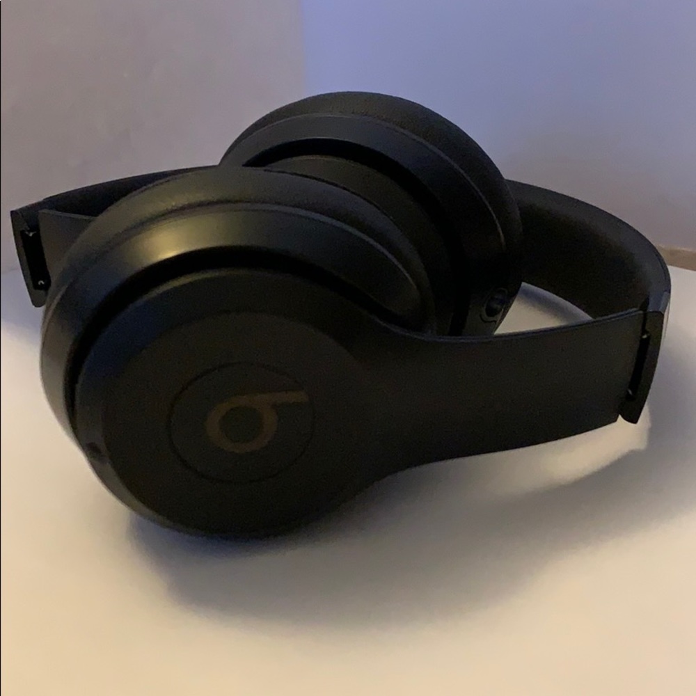 Beats Solo 3 Headphones - Picture 2 of 3